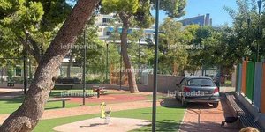 ΙΧ «μπούκαρε» σε παιδική χαρά στην Βάρκιζα / iefimerida.gr