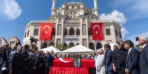 Μέλη της κυβέρνησης στην κηδεία της κηδεία της Αϊσενούρ Εζγκί Εϊγκί
