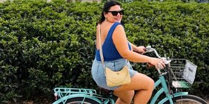 Η Δανάη Μπάρκα κάνει ποδήλατο στην Ισπανία 