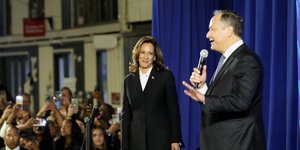 Κάμαλα Χάρις: Το μαύρο κοστούμι στo debate με τον Ντόναλντ Τραμπ έκρυβε ένα μήνυμα