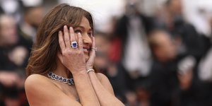 Η Κάρλα Μπρούνι με διάφανη φούστα