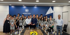 Ο Νίκος Χαρδαλιάς με μαθητές ελληνικών σχολείων από τη Μελβούρνη