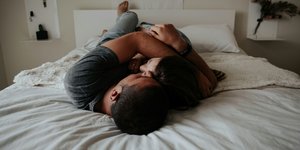 Ζευγάρι ξαπλωμένο στο κρεβάτι