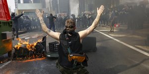 Διαδηλωτής δίπλα από φωτιά στη Μελβούρνη