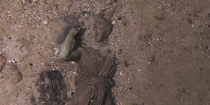 Το χάλκινο άγαλμα «Νταϊάνα των Βερσαλλιών» από τον Τιτανικό που φωτογραφήθηκε αυτό το καλοκαίρι από μια εταιρεία με δικαιώματα διάσωσης στο σημείο του ναυαγίου κατά την πρώτη της αποστολή εκεί μετά από πολλά χρόνια