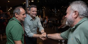 Ο Χάρης Δούκας σε χειραψία με πολίτη
