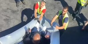 Εξοδος επιβάτη από αεροσκάφος