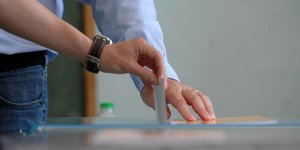 New Democracy slips in support, poll shows