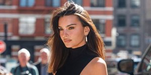 Η Έμιλι Ραταϊκόφσκι με μαύρη midi φούστα