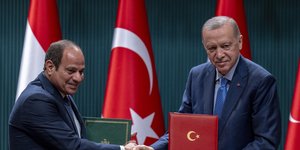 Αλ Σίσι και Ενρτογάν σε χειραψία με φακέλους στο χέρι