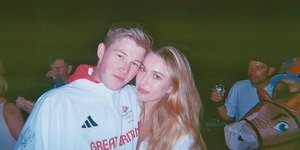 Το ερωτευμένο ζευγάρι Eve Jobs και Harry Charles αγκαλιά 