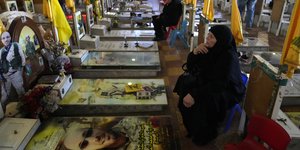 Γυναίκα μπροστά από φέρετρο στη Βηρυτό