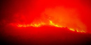 Firefighters continue battle wildfire in Xylokastro