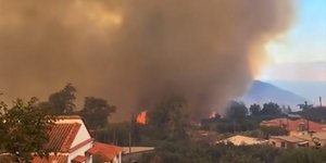 Φωτιά κοντά σε σπίτια στην Κορινθία