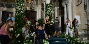 Γάμος Θεοδώρας Γλύξμπουργκ - Περαστικοί μάζεψαν όλα τα λουλούδια του στολισμού