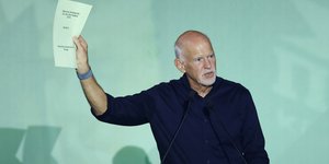 Ο Γιώργος Παπανδρέου με την ιδρυτική διακήρυξη του Α. Παπανδρέου 