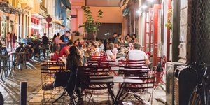 καφε κοκκινες καρεκλες 