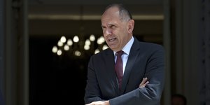 Γιώργος Γεραπετριτης μαυρο φοντο