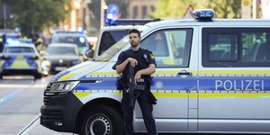 Αστυνομικός με όπλο μπροστά από περιπολικό στο Μόναχο