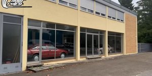 Παλιά έκθεση αυτοκινήτων σε εγκατάλειψη 