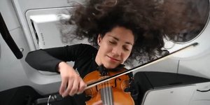 H Σάρα Γκίλις παίζει βιολί στο διάστημα
