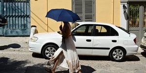 Γυναίκα με ομπρέλα στην Αθήνα