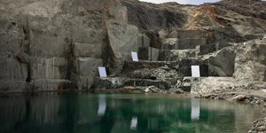 H Hermès αναδεικνύει τον χρόνο με μάρμαρο και ατσάλι για την παρουσίαση του νέου ρολογιού Cut στην Τήνο