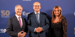 Γρηγόρης Τζιρακιάν,  Πρόεδρος του Διοικητικού Συμβουλίου της Europa, Κωστής Χατζηδάκης, Υπουργός Εθνικής Οικονομίας και Οικονομικών, Ανούς Τζιρακιάν, Αντιπρόεδρος και Διευθύνουσα Σύμβουλος της Europa.