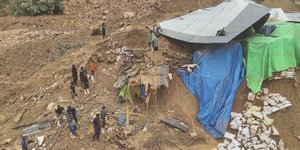 Έρευνες για επιζώντες μετά από κατολίσθηση στην Ινδονησία 