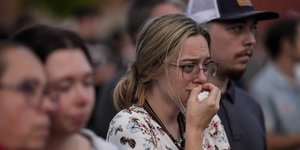 Kάτοικοι προσεύχονται κατά τη διάρκεια της αγρυπνίας υπό το φως των κεριών για τους δολοφονηθέντες μαθητές και καθηγητές στο λύκειο Apalachee στις ΗΠΑ