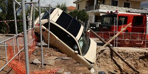 ΙΧ έπεσε σε αυλή μετά από καταδίωξη