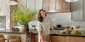 Η Τζένιφερ Γκάρνερ στην κουζίνα του σπιτιού της