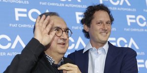 Ο Τζον Ελκάν δεξιά