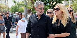 Συντετριμμένοι Σμαράγδα Καρύδη και Θοδωρής Αθερίδης στην κηδεία του Ντίνου Καρύδη