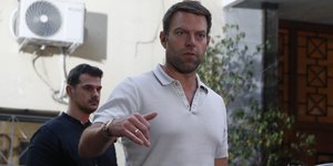 Ο Στέφανος Κασσελάκης έξω από το ΑΤ στον Άγιο Παντελεήμονα 