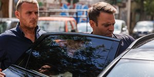 Ο Στέφανος Κασσελάκης μπαίνει σε αυτοκίνητο