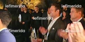 Σε εφοπλιστικό γάμο στο Καβούρι ο Στέφανος Κασσελάκης με τον Τάιλερ Μακμπέθ