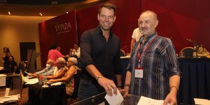 Ο Στέφανος Κασσελάκης ψηφίζει στην κάλπη της ΚΕ για τη μομφή σε βάρος του