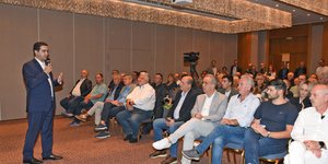 ο υποψήφιος Πρόεδρος του ΠΑΣΟΚ κ. Μιχάλης Κατρίνης, μιλώντας σε συγκέντρωση πολιτών στα Ιωάννινα.