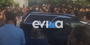 Ερέτρια: Ανείπωτη θλίψη στην κηδεία του 19χρονου Γιάννη -Έκλεισαν οι δρόμοι της πόλης