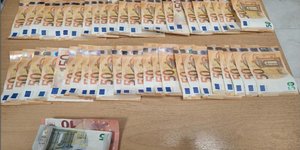 50ευρα επάνω σε τραπέζι