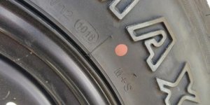 Κόκκινο σημάδι στα καινούργια ελαστικά