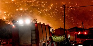 Μάχη με τις αναζωπυρώσεις στο Ξυλόκαστρο, εκκενώνονται οικισμοί