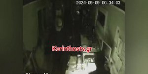 Η στιγμή της εισβολής των ληστών σε επιχείρηση στην Κόρινθο