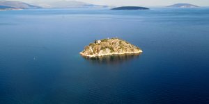 Το Κορωνήσι απέναντι από το Τολό