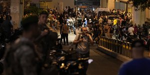 Κόσμος έξω από νοσοκομείο στο Λίβανο