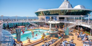 Το κατάστρωμα με πισίνα στο κρουαζιερόπλοιο Serenade of th Seas