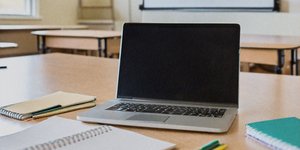 Laptop πάνω σε γραφείο