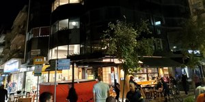 Άνδρας απειλεί να πέσει από πολυκατοικία στη Λάρισα
