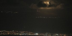 Μια φωτοβολίδα του ισραηλινού στρατού φαίνεται πάνω από τα σύνορα Ισραήλ-Λιβάνου